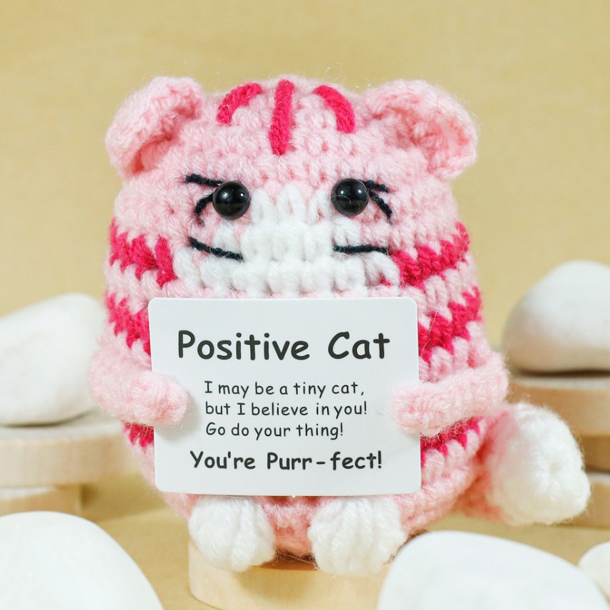 Home Textiles Europe - Divertente bambola di gatto positiva all'uncinetto